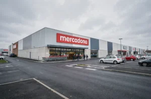 Façade extérieure d'un magasin Mercadona en France dans une zone commerciale de banlieue