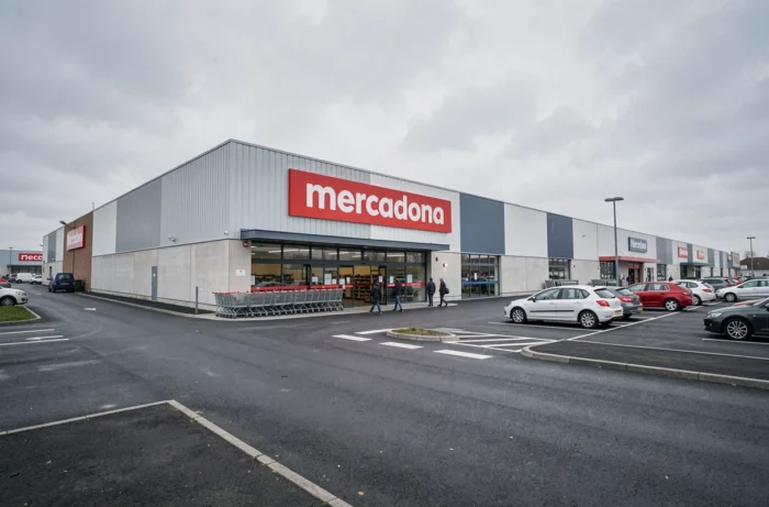 Façade extérieure d'un magasin Mercadona en France dans une zone commerciale de banlieue
