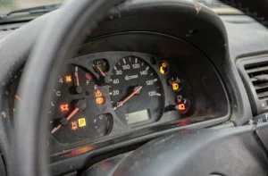 Tableau de bord d'une Citroën Xsara avec plusieurs voyants lumineux allumés en orange et rouge